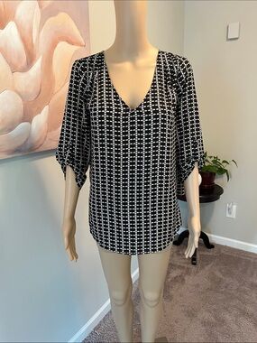 Pleione Black and White V-Neck Geometric Blouse